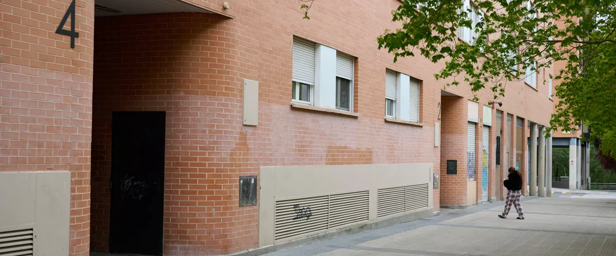 PAMPLONA, 12/04/2026.-La Policía Municipal de Pamplona ha detenido este domingo a un hombre, por quebrantamiento de condena, después de que una mujer se haya precipitado desde la terraza de un edificio de viviendas en el barrio de San Jorge. El suceso, ha informado a EFE la Policía Municipal de Pamplona, ha tenido lugar hacia las 4:30 horas de este domingo en la calle Sanduzelai, hasta donde se ha desplazado además un equipo médico que no ha podido hacer nada por salvar la vida de la mujer.-EFE/ Iñaki Porto
