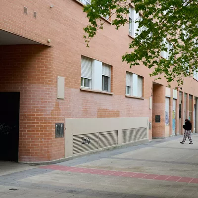 PAMPLONA, 12/04/2026.-La Policía Municipal de Pamplona ha detenido este domingo a un hombre, por quebrantamiento de condena, después de que una mujer se haya precipitado desde la terraza de un edificio de viviendas en el barrio de San Jorge. El suceso, ha informado a EFE la Policía Municipal de Pamplona, ha tenido lugar hacia las 4:30 horas de este domingo en la calle Sanduzelai, hasta donde se ha desplazado además un equipo médico que no ha podido hacer nada por salvar la vida de la mujer.-EFE/ Iñaki Porto
