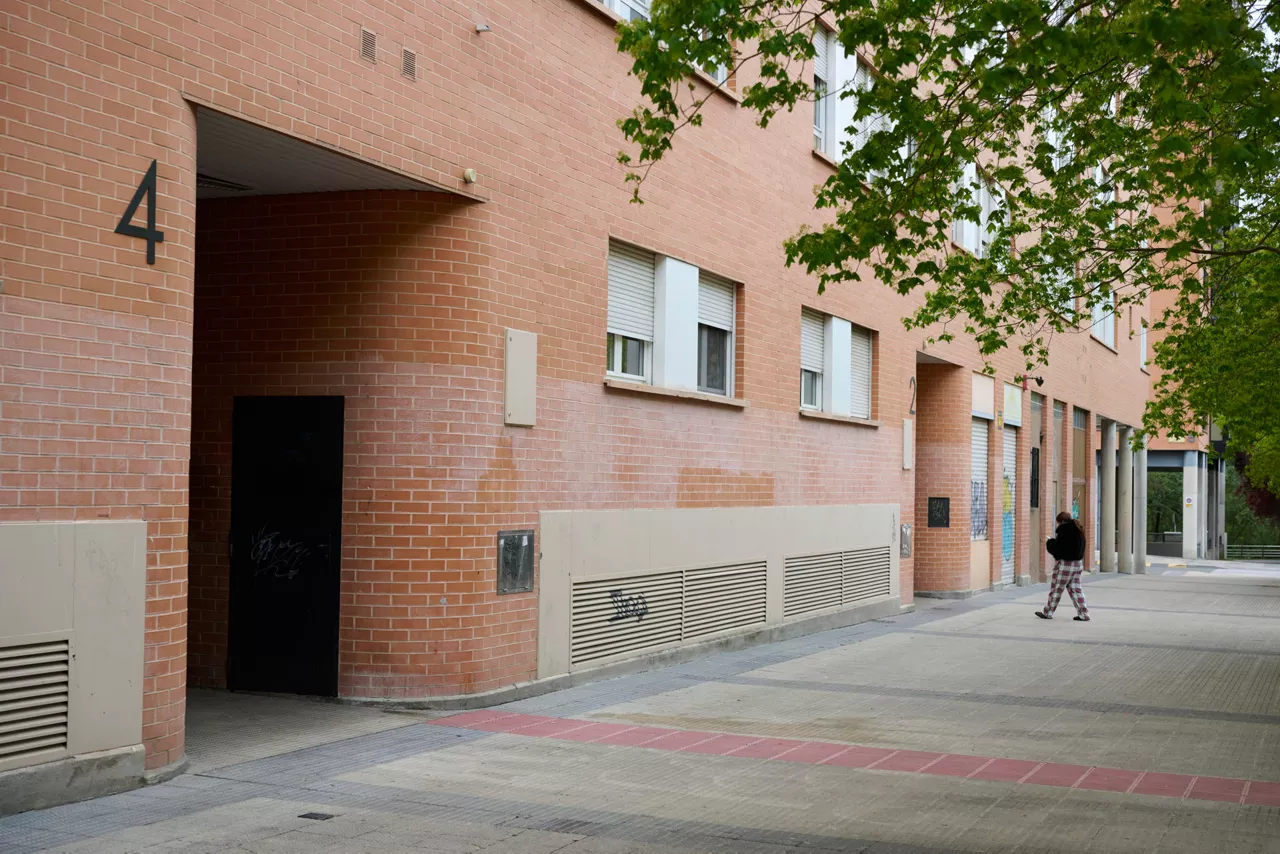 PAMPLONA, 12/04/2026.-La Policía Municipal de Pamplona ha detenido este domingo a un hombre, por quebrantamiento de condena, después de que una mujer se haya precipitado desde la terraza de un edificio de viviendas en el barrio de San Jorge. El suceso, ha informado a EFE la Policía Municipal de Pamplona, ha tenido lugar hacia las 4:30 horas de este domingo en la calle Sanduzelai, hasta donde se ha desplazado además un equipo médico que no ha podido hacer nada por salvar la vida de la mujer.-EFE/ Iñaki Porto
