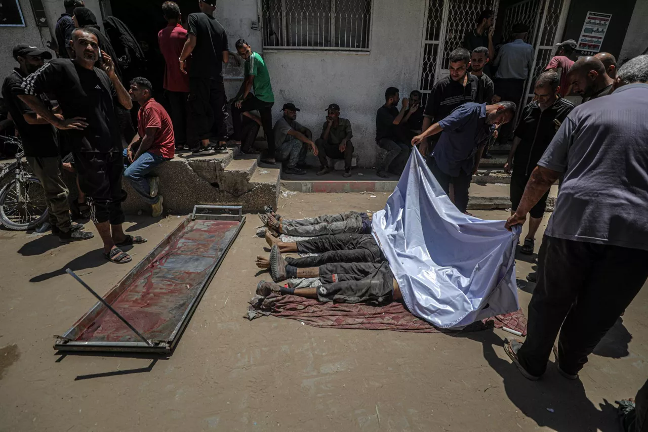 GAZA (---), 20/07/2025.- GRAPHIC CONTENT - Bodies of deceased Palestinian men lie in Al-Shifa Hospital after being shot dead at a food distribution point, in Gaza City, 20 July 2025. According to the Palestinian Ministry of Health in Gaza, at least 67 people were killed while trying to receive humanitarian aid in the Zikim area. EFE/EPA/MOHAMMED SABER -- ATTENTION EDITORS: GRAPHIC CONTENT --
