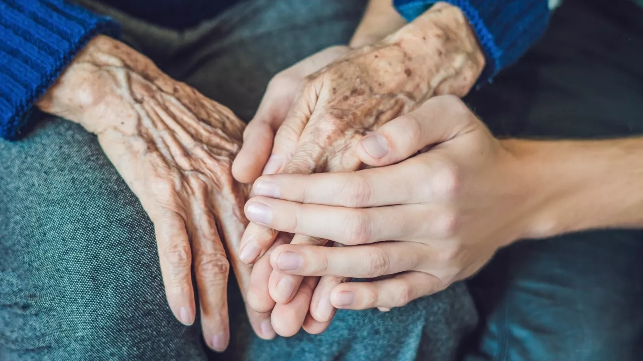 (Foto de ARCHIVO)

Cuidado de personas mayores.



REMITIDA / HANDOUT por ACE ALZHEIMER CENTER BARCELONA

Fotografía remitida a medios de comunicación exclusivamente para ilustrar la noticia a la que hace referencia la imagen, y citando la procedencia de la imagen en la firma

19/6/2026