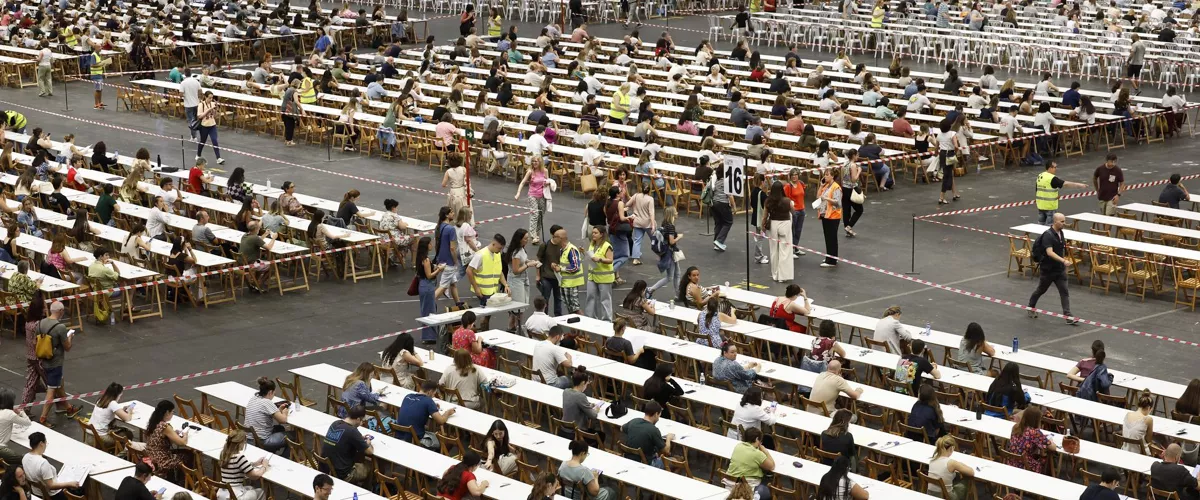 BARAKALDO (BIZKAIA), 19/06/2026.- Osakidetza ha iniciado este viernes las pruebas selectivas de la primera fase de la OPE 2023-2024-2025, un proceso histórico tanto por el número de plazas ofertadas, 3.764 de 9 categorías, como por la participación prevista, 101.693 aspirantes, a quienes ha acompañado en la primera jornada el consejero de Salud, Alberto Martínez. EFE/ Miguel Toña
