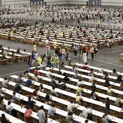 BARAKALDO (BIZKAIA), 19/06/2026.- Osakidetza ha iniciado este viernes las pruebas selectivas de la primera fase de la OPE 2023-2024-2025, un proceso histórico tanto por el número de plazas ofertadas, 3.764 de 9 categorías, como por la participación prevista, 101.693 aspirantes, a quienes ha acompañado en la primera jornada el consejero de Salud, Alberto Martínez. EFE/ Miguel Toña
