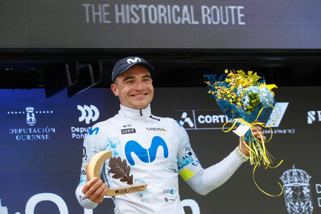 BARREIROS, 15/04/2026.- El ciclista del Movistar Carlos Canal Blanco en el podio tras ganar la segunda etapa de la carrera O Gran Camiño 2026 disputada este miércoles entre Vilalba y Barreiros, de 148,6 Km. de recorrido. EFE/ Pedro Eliseo Agrelo Trigo
