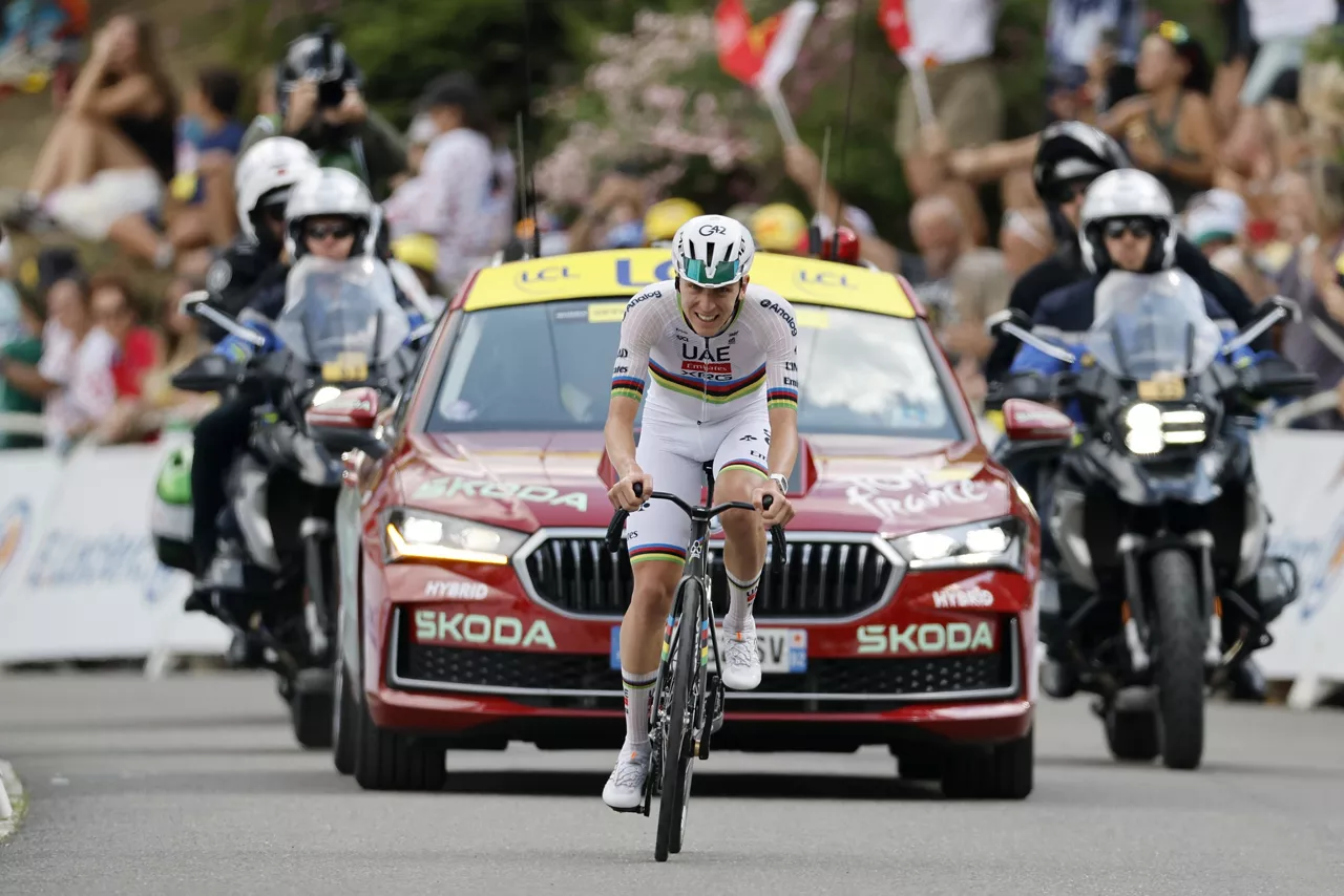 GAVARNIE-GEDRE (France), 09/07/2026.- Slovenian cyclist Tadej Pogacar of UAE Team Emirates XRG in action to cross the finish line and win Stage 6 of the Tour de France, a 186.2 km route from Pau to Gavarnie-Gedre, France, 09 July 2026. (Ciclismo, Francia) EFE/EPA/GUILLAUME HORCAJUELO
