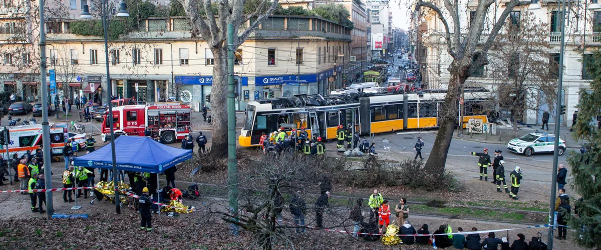 MILAN (Italy), 27/02/2026.- Emergency services inspect the site of an accident after a tram derailed in Milan's Porta Venezia area, in Milan, Italy, 27 February 2026. One person was killed and almost 40 are injured after a tram derailed and crashed into a nearby building, according to the fire department operating at the scene. (Italia) EFE/EPA/DAVIDE CANELLA
