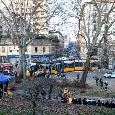 MILAN (Italy), 27/02/2026.- Emergency services inspect the site of an accident after a tram derailed in Milan's Porta Venezia area, in Milan, Italy, 27 February 2026. One person was killed and almost 40 are injured after a tram derailed and crashed into a nearby building, according to the fire department operating at the scene. (Italia) EFE/EPA/DAVIDE CANELLA
