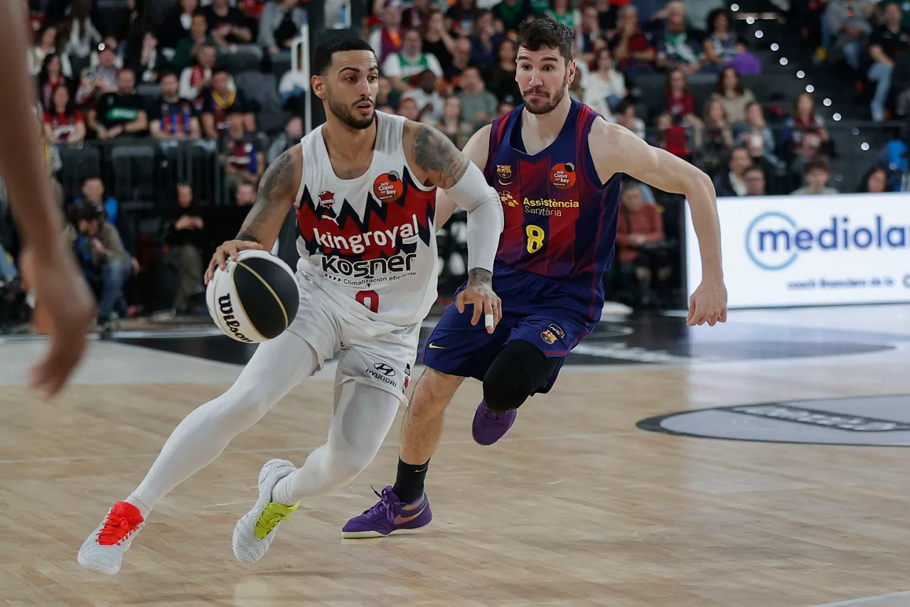 VALENCIA, 21/02/2026.- El base del Barcelona Dario Brizuela (d) en acción ante Markus Howard del Baskonia durante el partido de semifinales de la Copa del Rey de Baloncesto que Barcelona y Baskonia disputan este sábado en el Roig Arena, en Valencia. EFE/ Manuel Bruque
