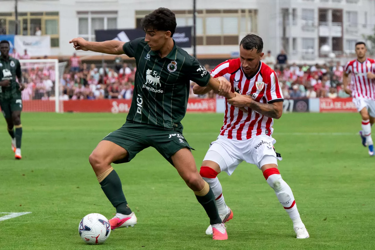 LAREDO (CANTABRIA), 29/07/2026.- Los jugadores del Athletic y del Racing de Santander este miércoles, durante el partido amistoso que han disputado ambos equipos en la localidad cántabra de Laredo. EFE/ Pedro Puente Hoyos
