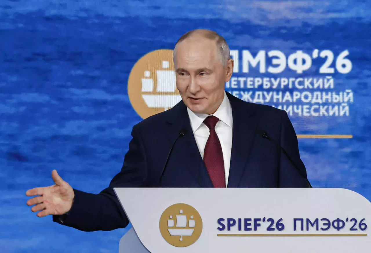ST. PETERSBURG (Russian Federation), 05/06/2026.- Russian President Vladimir Putin delivers a speech during the main session of the St. Petersburg International Economic Forum (SPIEF) in St. Petersburg, Russia, 05 June 2026. The 29th St. Petersburg International Economic Forum is held from 03 to 06 June 2026. (Rusia, San Petersburgo) EFE/EPA/ANATOLY MALTSEV
