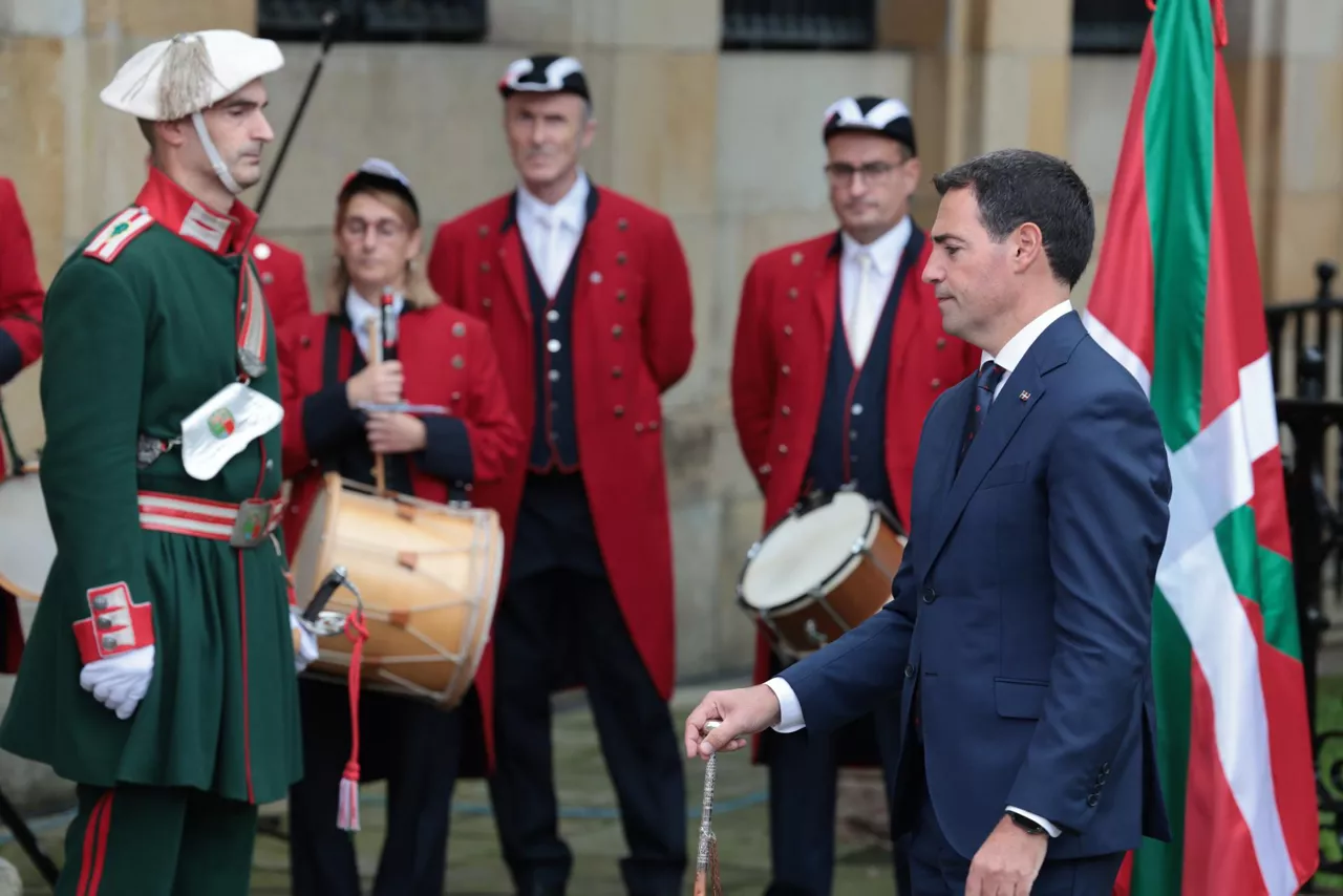 GRAFCAV521. GERNIKA (BIZKAIA), 07/10/2026.-El lehendakari, Imanol Pradales (d), ha preside este miércoles el acto central del 90 aniversario del primer Gobierno Vasco en la Casa de Juntas de Gernika-Lumo, que ha reunido a los exlehendakaris Iñigo Urkullu , Patxi López o Juan José Ibarretxe . entre otros representantes institucionales. EFE/ Luis Tejido
