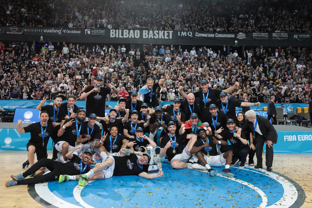 BILBAO, 29/04/2026.- Los jugadores del Bilbao Basket celebran con el trofeo la Copa de Europa tras el partido de vuelta de la final de la Copa de Europa de baloncesto que Bilbao Basket y PAOK Salónica disputaron hoy miércoles en el Bilbao Arena. EFE/Luis Tejido
