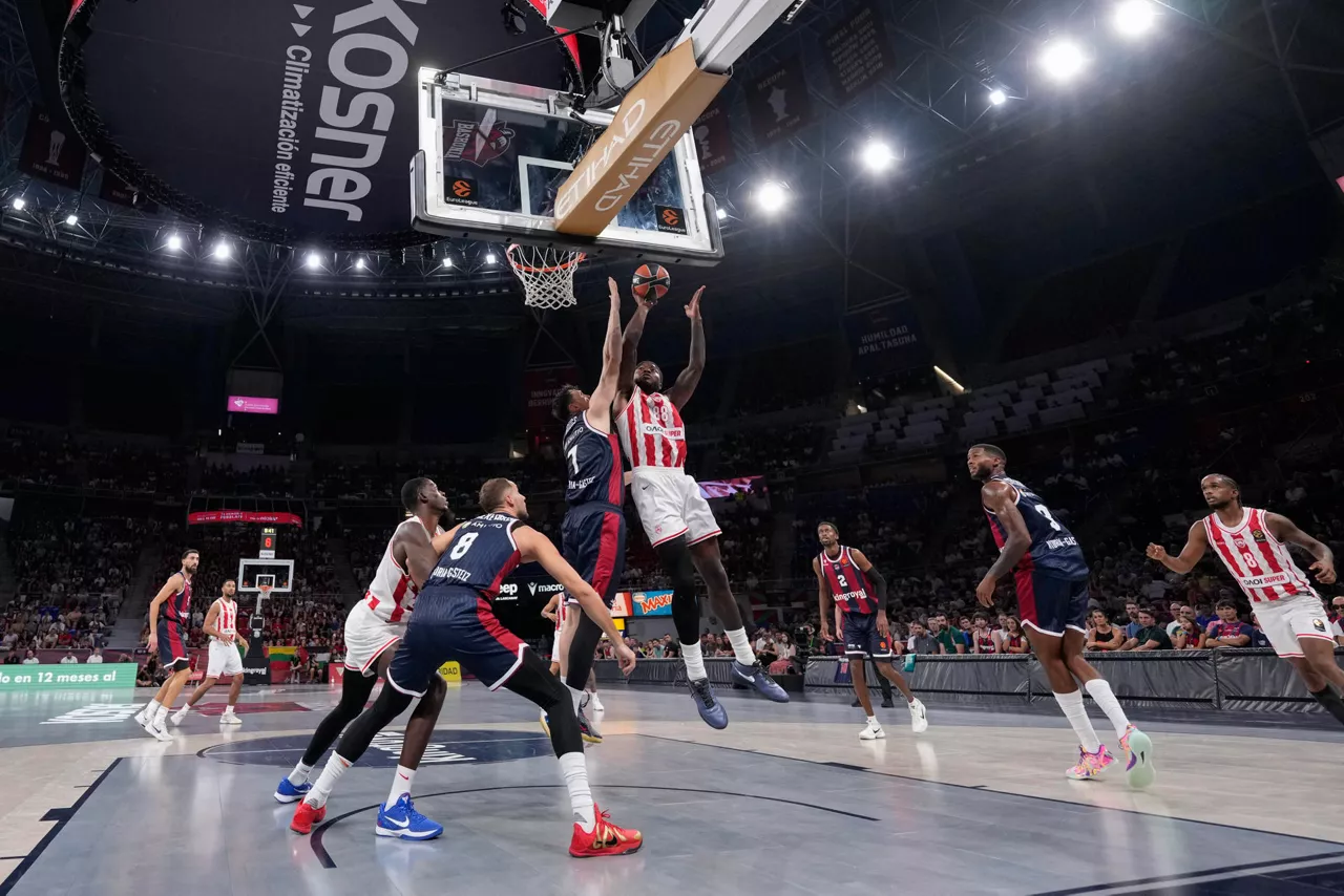 VITORIA, 24/09/2026.- El alero del Baskonia Rodions Kurucs (c-i) pelea una posesión ante el ala-pívot del Olympiacos BC Tyrique Jones durante el encuentro correspondiente a la Euroliga entre el Baskonia y el Olympiacos en el Fernando Buesa Arena de Vitoria-Gasteiz. EFE/ Adrián Ruiz Hierro
