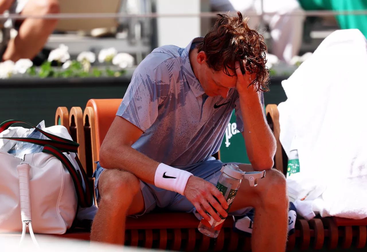 Paris (France), 28/05/2026.- Jannik Sinner of Italy reacts to the heat during a break during his Men's 2nd round match against Juan Manuel Cerundolo of Argentina at the French Open Grand Slam tennis tournament at Roland Garros in Paris, France, 28 May 2026. (Tenis, Abierto, Francia, Italia) EFE/EPA/MOHAMMED BADRA

