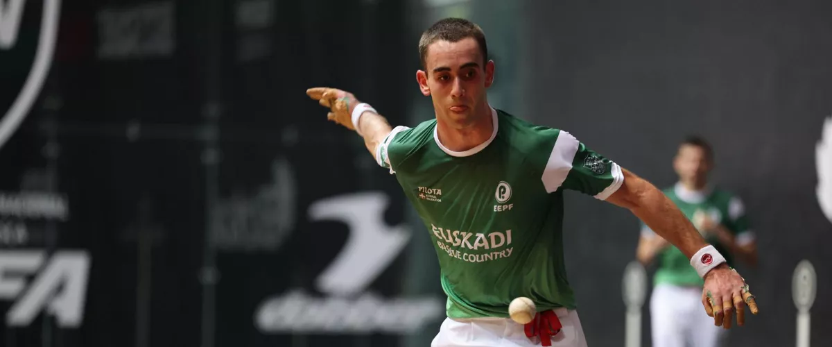 GRAFCAV6999. BILBAO, 26/11/2025.-El jugador de la selección de Euskadi Zubizarreta  devuelve una pelota frente a España en el partido de pelota mano parejas en el torneo internacional de Liga de Naciones celebrado en el frontón Bizkaia, en Bilbao. EFE/Luis Tejido
