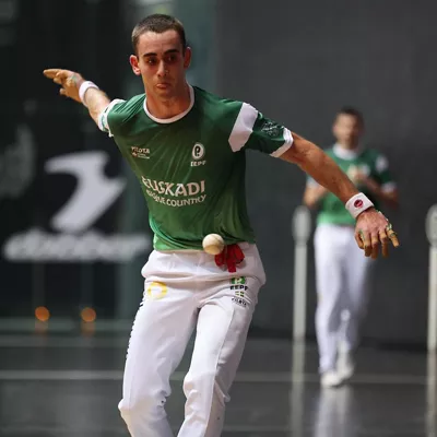 GRAFCAV6999. BILBAO, 26/11/2025.-El jugador de la selección de Euskadi Zubizarreta  devuelve una pelota frente a España en el partido de pelota mano parejas en el torneo internacional de Liga de Naciones celebrado en el frontón Bizkaia, en Bilbao. EFE/Luis Tejido
