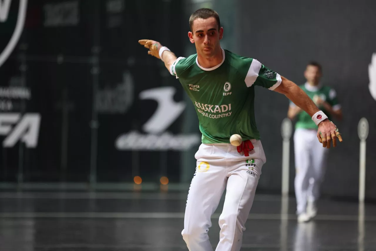 GRAFCAV6999. BILBAO, 26/11/2025.-El jugador de la selección de Euskadi Zubizarreta  devuelve una pelota frente a España en el partido de pelota mano parejas en el torneo internacional de Liga de Naciones celebrado en el frontón Bizkaia, en Bilbao. EFE/Luis Tejido
