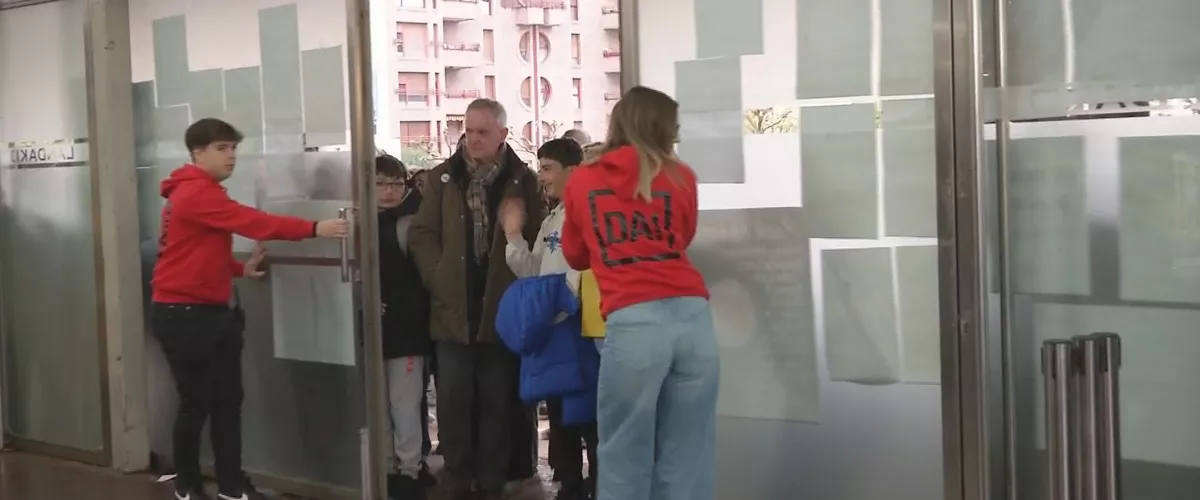 Durangoko Azokako ateak ireki dituzten momentua. 