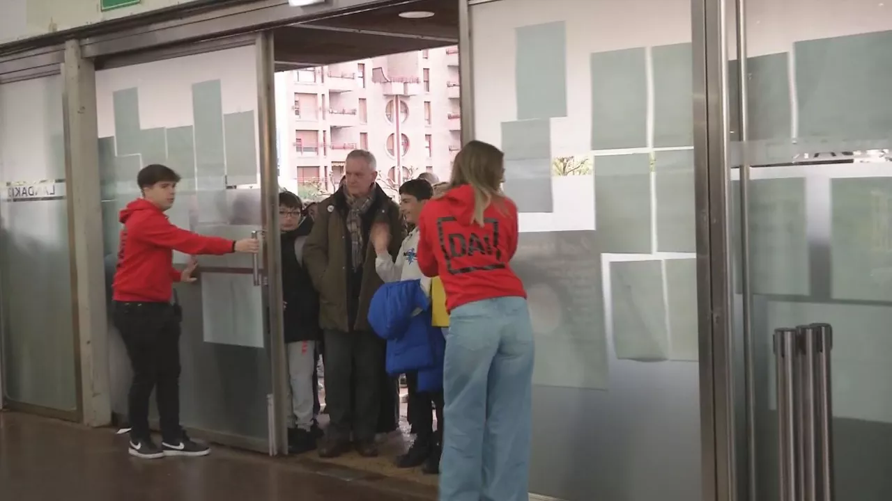 Durangoko Azokako ateak ireki dituzten momentua. 