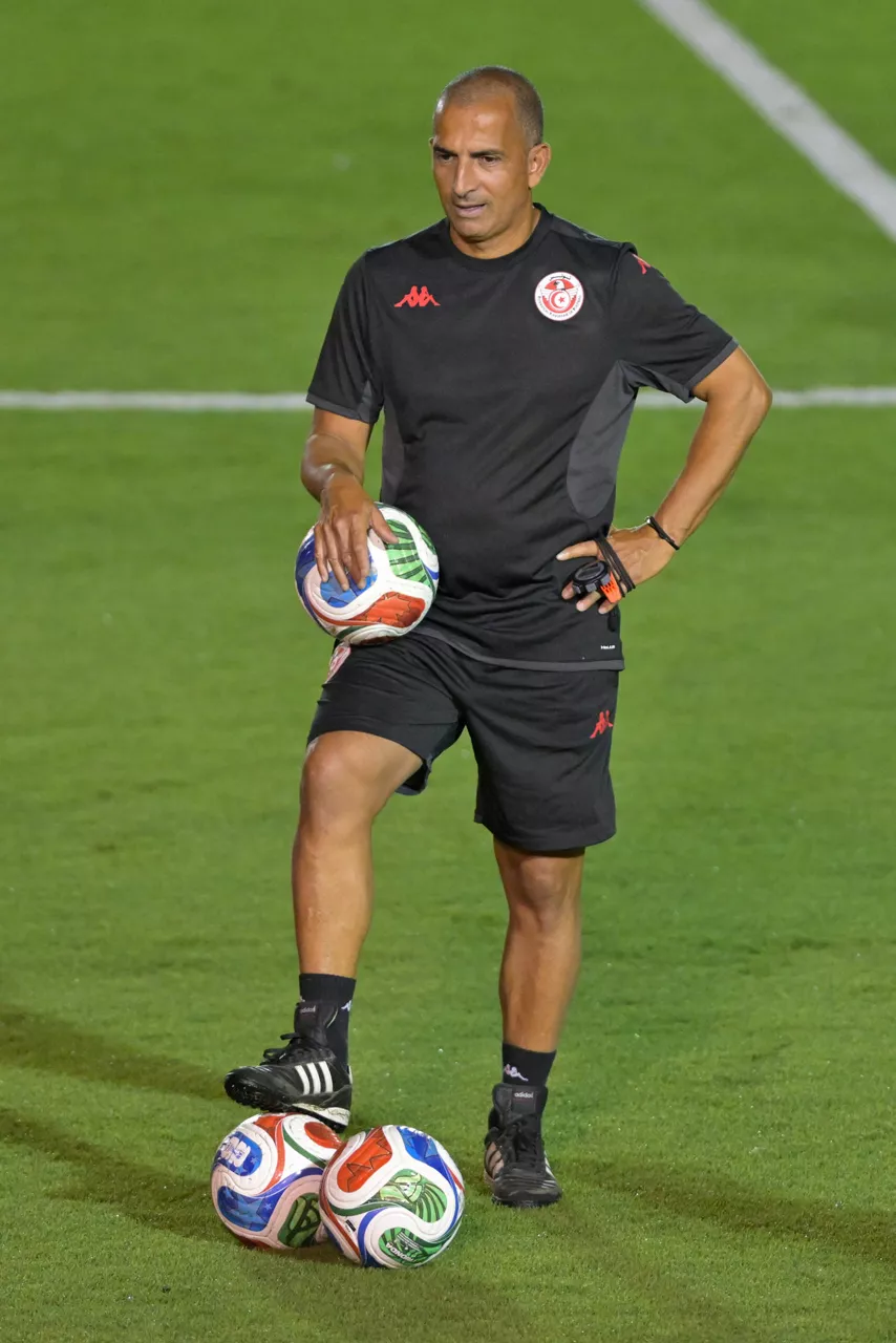 AME280. MONTERREY (MÉXICO), 09/06/2026.- El seleccionador Túnez Sabri Lamouchi dirige un entrenamiento este martes, previo al primer partido del Mundial 2026, en Monterrey (México). EFE/Miguel Sierra
