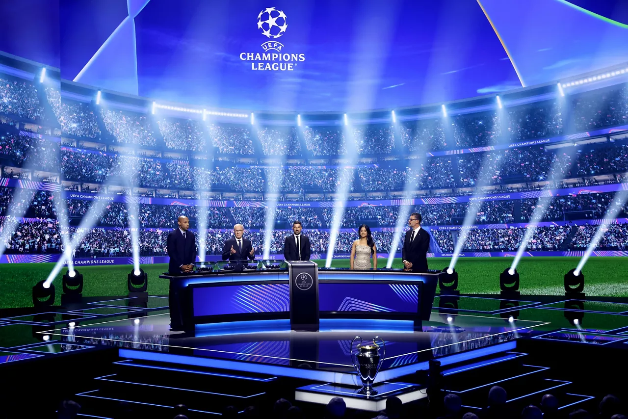 Monaco (Monaco), 27/08/2026.- UEFA deputy general secretary Giorgio Marchetti (2L) addresses the audience flanked by former French international Thierry Henry (L), former Spanish international David Villa (C) and hosts Pedro Pinto and Reshmin Chowdhury during the 2026/27 UEFA Champions League league phase draw at the Grimaldi Forum in Monaco, 27 August 2026. (Liga de Campeones) EFE/EPA/SEBASTIEN NOGIER

