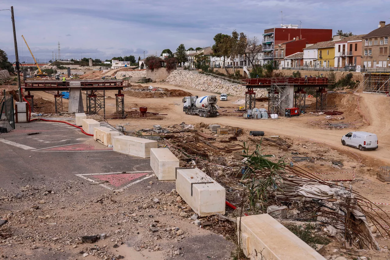 (Foto de ARCHIVO)

Vistas de la reconstrucción de Picanya un año después de la tragedia de la dana, a 14 de noviembre de 2025, en Picanya, Valencia, Comunidad Valenciana (España). Reapertura de la Plaza de España y el entorno del Mercado, una actuación financiada inicialmente con fondos del Plan de Recuperación.



Rober Solsona / Europa Press

14/11/2025