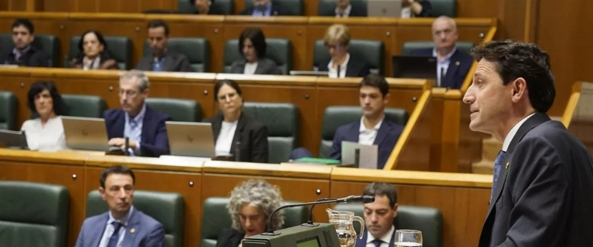 Noël d'Anjou, consejero de Hacienda, en el Parlamento Vasco