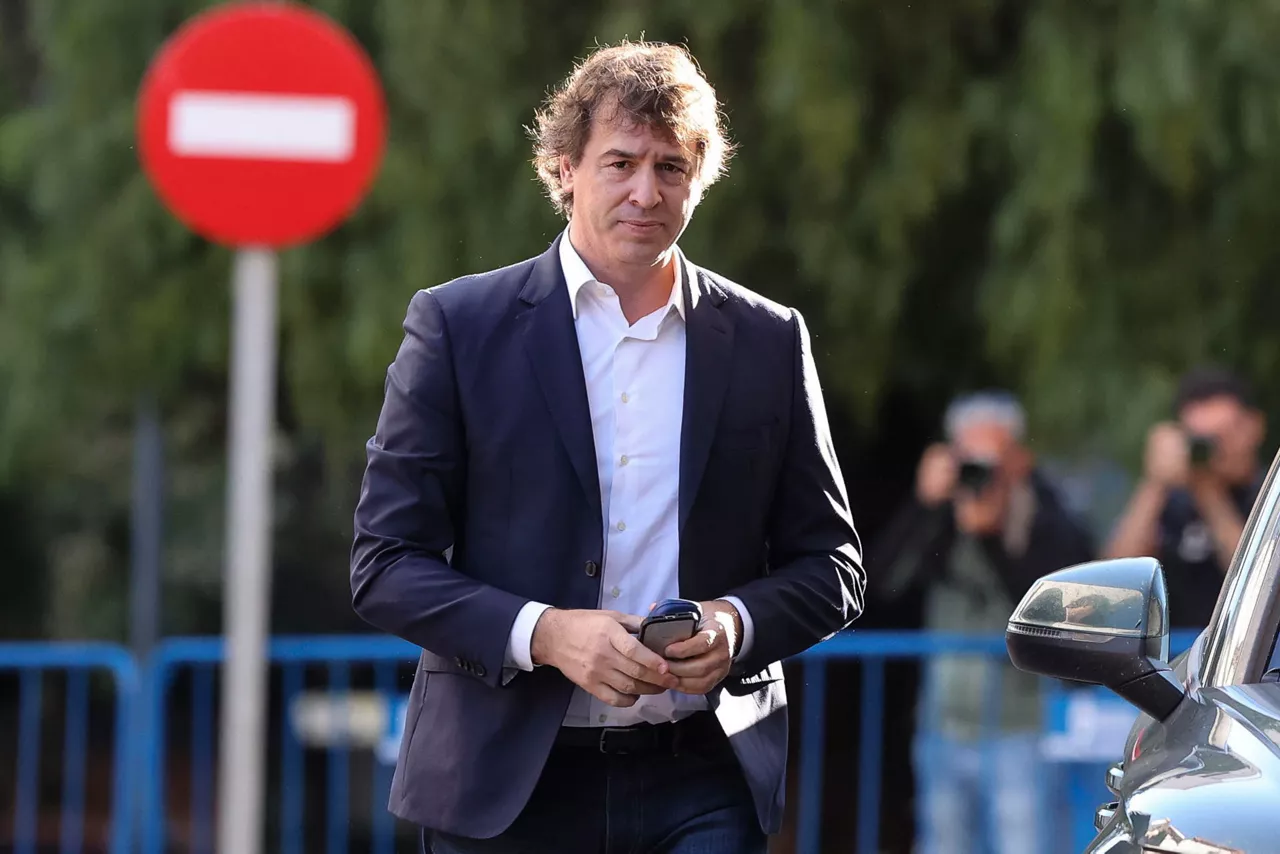 MÉRIDA, 14/07/2026.- La Audiencia de Badajoz ha condenado a David Sánchez, hermano del presidente del Gobierno, a nueve años de inhabilitación para empleo público como autor por cooperación necesaria de un delito de prevaricación administrativa. En la imagen de archivo, David Sánchez, a su llegada a la última sesión del juicio por su contratación en la Diputación de Badajoz el pasado 9 de junio. EFE/ Jero Morales
