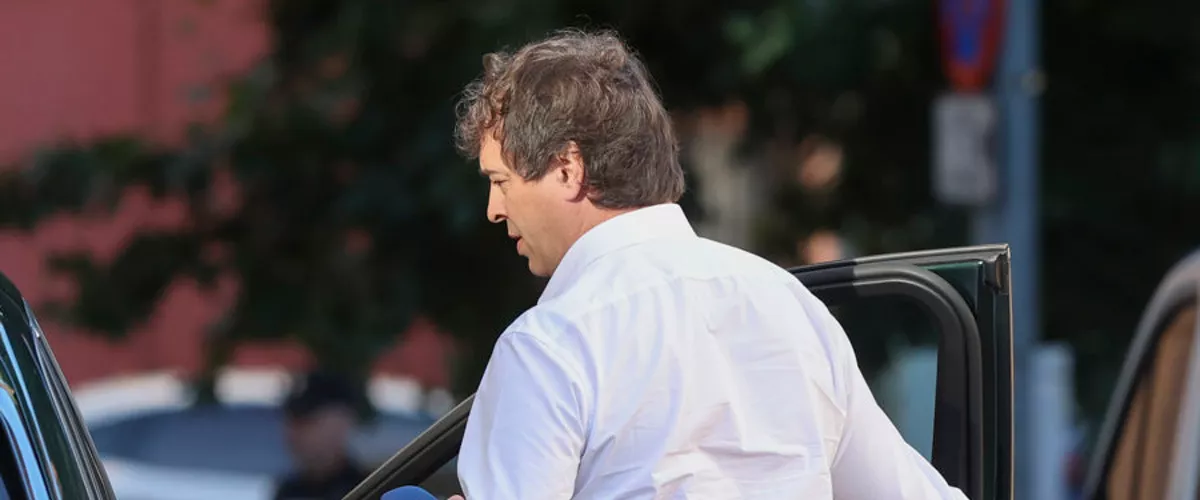BADAJOZ (ESPAÑA), 01/06/2026.- David Sánchez, hermano del presidente del Gobierno, a su llegada este lunes al tribunal de la Audiencia de Badajoz que juzga su proceso de contratación y decide si acepta o rechaza las cuestiones previas planteadas por las defensas, entre ellas la nulidad de la investigación y la prescripción de algunos hechos delictivos. EFE/ Jero Morales
