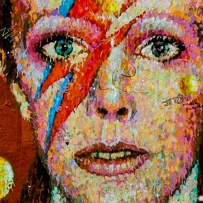 Vista del mural del cantante David Bowie, en Brixton, barrió dónde nació, en Londres. Mañana sábado se cumplirán diez años de la muerte de David Bowie, "El camaleón", uno de los artistas más polifacéticos y arriesgados de su generación, que no dudó en cambiar de imagen y de estilo en múltiples ocasiones a lo largo de sus 69 años de vida. Nacido como David Robert Jones en Brixton, popular barrio del sur de Londres, ya desde niño mostró unas inigualables inclinaciones artísticas que no pasaron desapercibidas por sus maestros. Con diez años ya cantaba y bailaba y se entusiasmaba por la música norteamericana.-