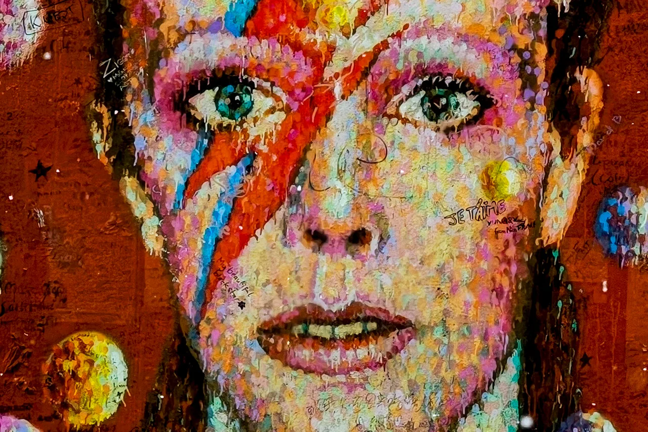 Vista del mural del cantante David Bowie, en Brixton, barrió dónde nació, en Londres. Mañana sábado se cumplirán diez años de la muerte de David Bowie, "El camaleón", uno de los artistas más polifacéticos y arriesgados de su generación, que no dudó en cambiar de imagen y de estilo en múltiples ocasiones a lo largo de sus 69 años de vida. Nacido como David Robert Jones en Brixton, popular barrio del sur de Londres, ya desde niño mostró unas inigualables inclinaciones artísticas que no pasaron desapercibidas por sus maestros. Con diez años ya cantaba y bailaba y se entusiasmaba por la música norteamericana.-