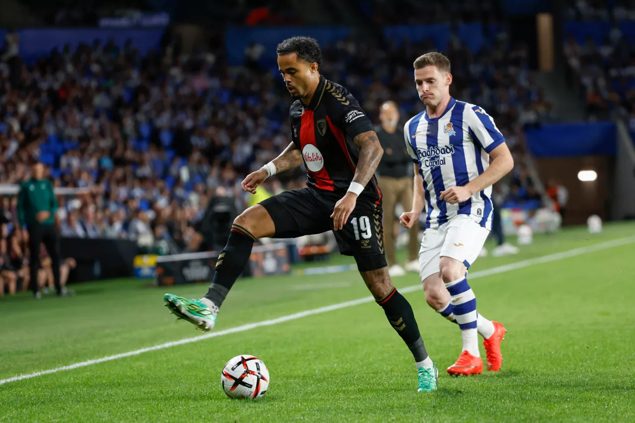 SAN SEBASTIÁN, 17/09/2026.- El delantero del Bournemouth Justin Kluivert (i) juega un balón ante Sergio Gómez, de la Real, durante el partido de la Liga Europa que Real Sociedad y Bournemouth disputan este jueves en el estadio de Anoeta, en San Sebastián. EFE/Juan Herrero
