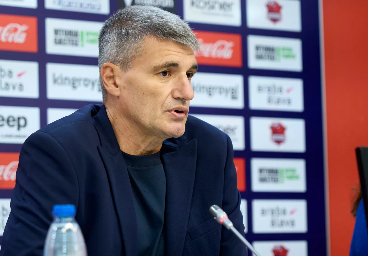 GRAFCAV940. VITORIA, 21/10/2026.-El nuevo entrenador del Kosner Baskonia, Velimir Perasovic, muestra la camiseta del club este miércoles en su presentación.   EFE / L. Rico
