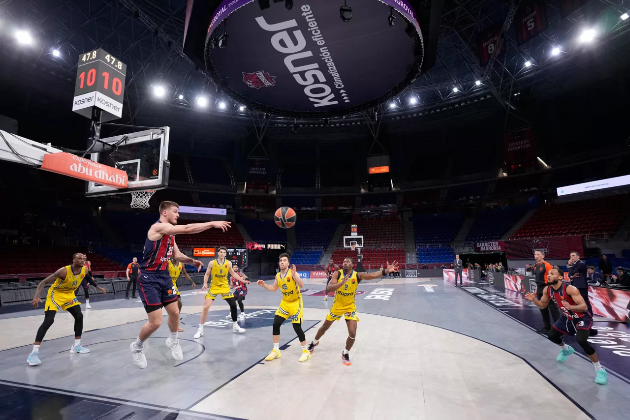 VITORUA, 07/04/2026.- Partido de la Euroliga de baloncesto que Baskonia y Maccabi Tel Aviv disputan este martes a puerta cerrada en el Fernando Buesa Arena, en Vitoria. EFE/Adrián Ruiz Hierro

