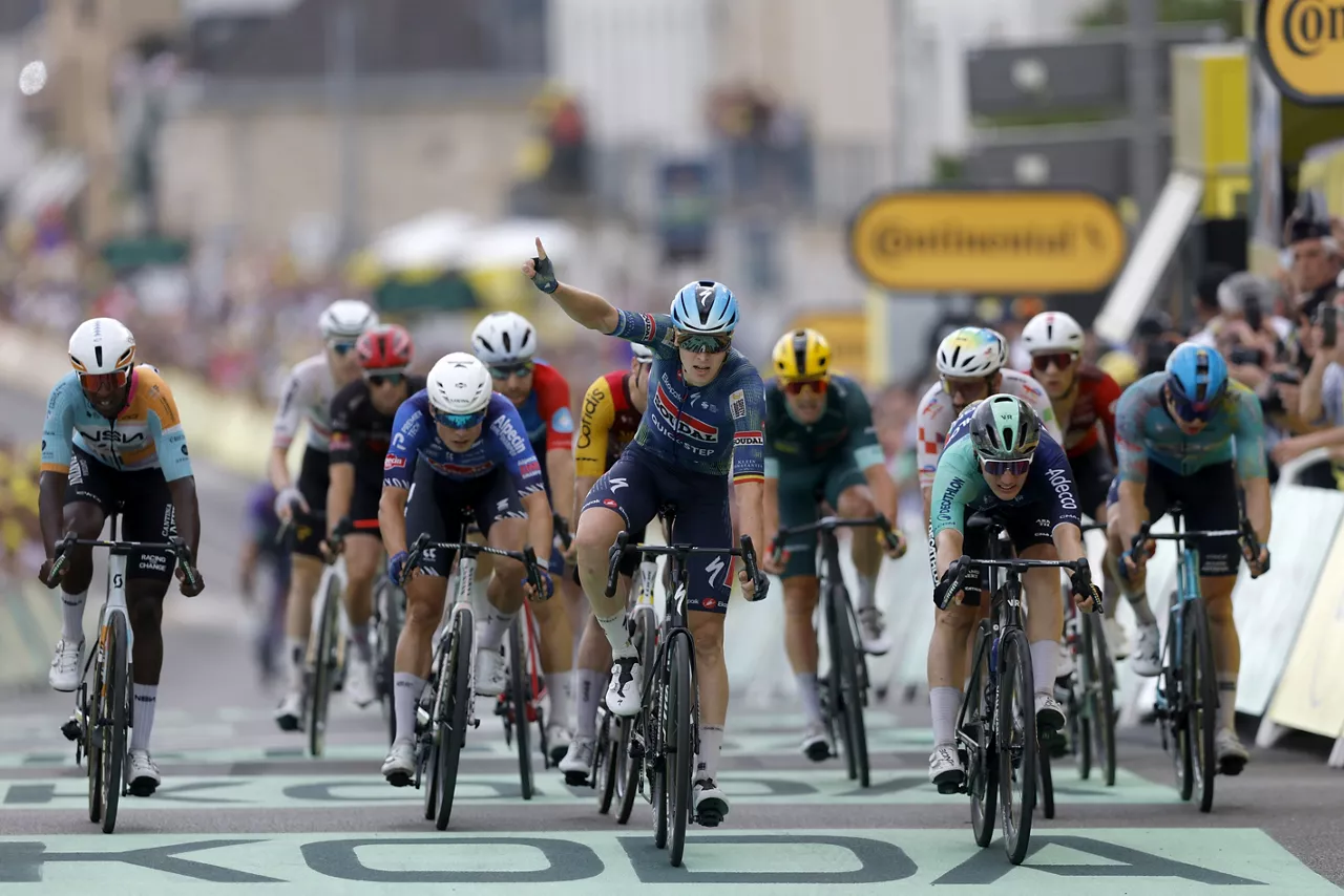 CHALON-sUR-SAONE (France), 16/07/2026.- Belgian cyclist Tim Merlier (C) of Soudal Quick-Step celebrates as he crosses the finish line to win Stage 12 of the Tour de France, a 179.1 km route from the Nevers Magny Cours Circuit to Chalon-sur-Saone, France, 16 July 2026. (Ciclismo, Francia) EFE/EPA/GUILLAUME HORCAJUELO
