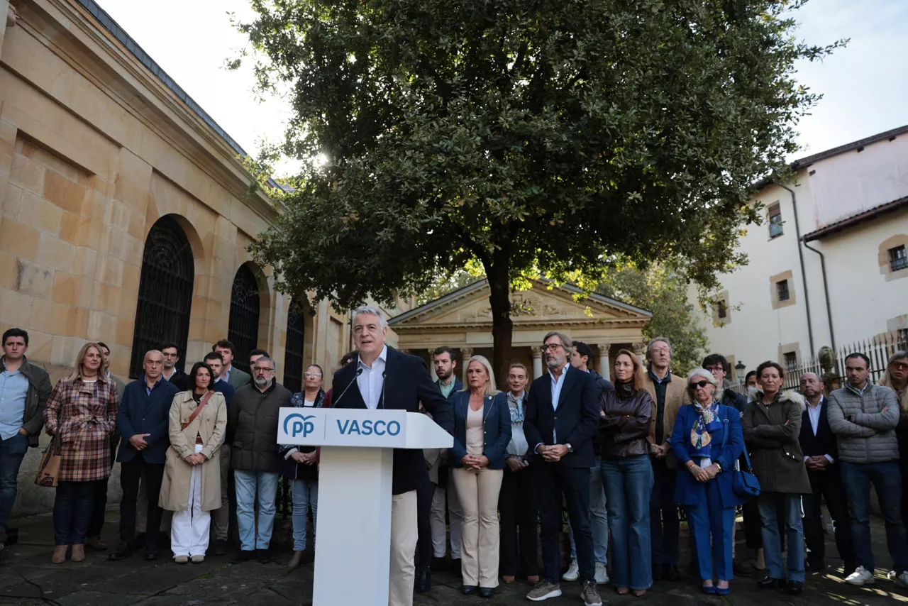 El presidente del partido en el País Vasco, Javier de Andrés, durante su intervención este sábado ante el árbol de Gernika, donde el PP conmemora en la Casa de Juntas de Gernika el aniversario del Estatuto vasco, que cumple 47 años. EFE/Luis Tejido
