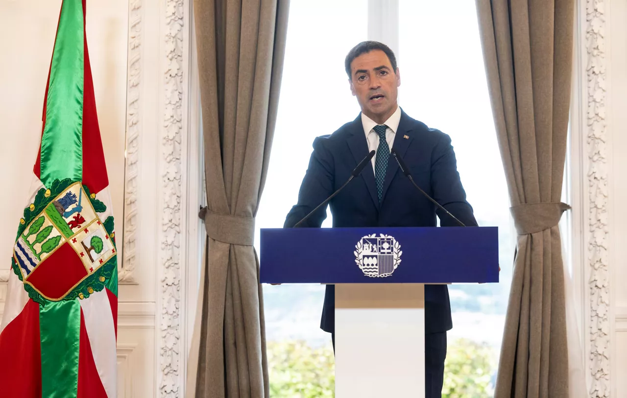 SAN SEBASTIÁN, 27/08/2026.- El lehendakari, Imanol Pradales, ha comparecido este jueves tras presidir la primera reunión del Consejo de Gobierno del Ejecutivo autonómico vasco después de las vacaciones de verano que, como cada año, tiene lugar en San Sebastián. EFE/Javier Etxezarreta

