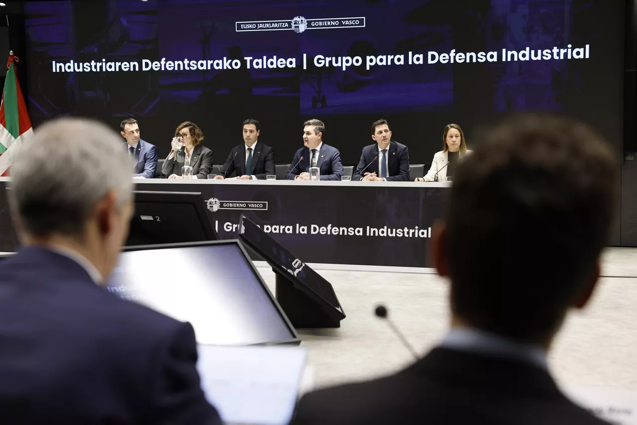 ZAMUDIO (BIZKAIA), 11/03/2026.- El Grupo para la Defensa Industrial de Euskadi, presidido por el lehendakari, Imanol Pradales (3i), ha analizado este miércoles las consecuencias del conflicto abierto en Oriente Medio para activar medidas de contingencia, con la participación del conjunto de instituciones, clústeres, empresas y otros agentes implicados. EFE/ Miguel Toña
