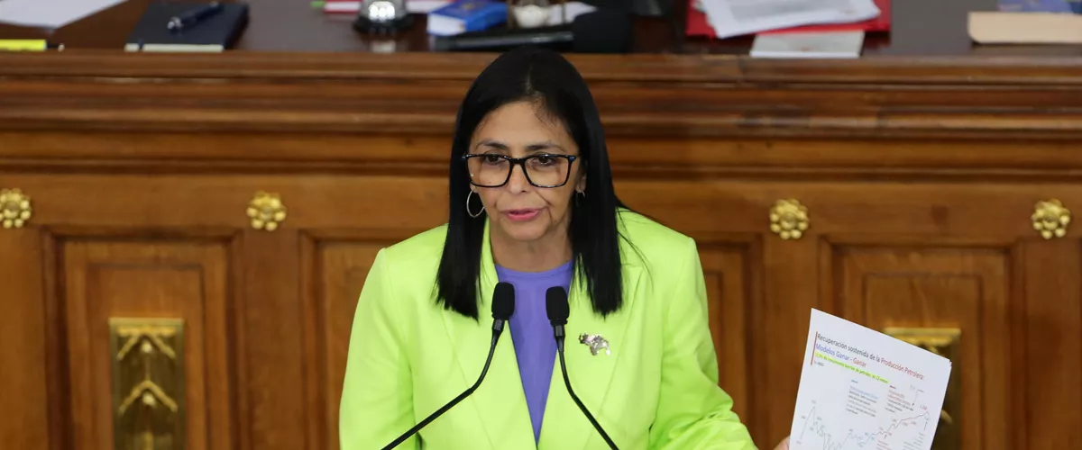 AME5619. CARACAS (VENEZUELA), 15/01/2026.- La presidenta encargada de Venezuela, Delcy Rodríguez, muestra un documento durante la presentación del informe anual de gestión del presidente Nicolás Maduro este jueves, en Caracas (Venezuela). Rodríguez anunció la creación de dos fondos, que se manejarán con "cualquier" divisa que entre al país suramericano, para "mejorar" el ingreso de los trabajadores y otro dirigido para el desarrollo de los hospitales, escuelas, viviendas, así como de servicios públicos como el agua, la electricidad y la vialidad. EFE/ Ronald Peña R.
