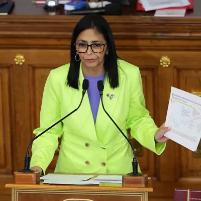 AME5619. CARACAS (VENEZUELA), 15/01/2026.- La presidenta encargada de Venezuela, Delcy Rodríguez, muestra un documento durante la presentación del informe anual de gestión del presidente Nicolás Maduro este jueves, en Caracas (Venezuela). Rodríguez anunció la creación de dos fondos, que se manejarán con "cualquier" divisa que entre al país suramericano, para "mejorar" el ingreso de los trabajadores y otro dirigido para el desarrollo de los hospitales, escuelas, viviendas, así como de servicios públicos como el agua, la electricidad y la vialidad. EFE/ Ronald Peña R.
