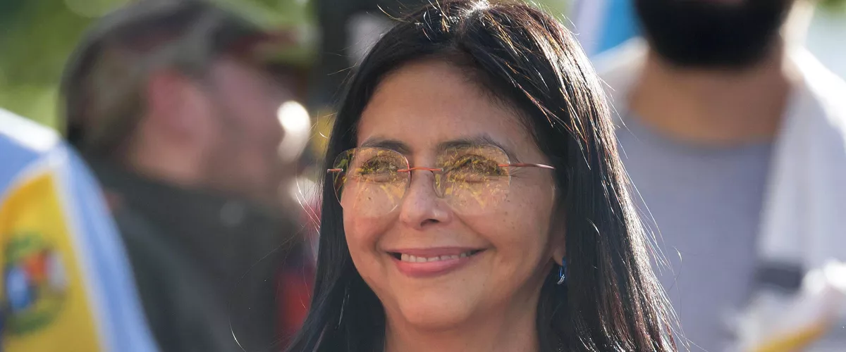 AME9238. BOGOTÁ (COLOMBIA), 03/01/2026.- Fotografía de archivo del 11 de agosto de 2025 que muestra a la vicepresidenta ejecutiva de Venezuela, Delcy Rodriguez, participando en una manifestación, en Caracas (Venezuela). Delcy Rodríguez es la líder que se perfila para liderar una transición del chavismo en el país suramericano, luego de que Estados Unidos capturara al mandatario Nicolás Maduro tras una oleada de ataques militares en Caracas y otras zonas de la nación petrolera. EFE/ Miguel Gutiérrez / ARCHIVO
