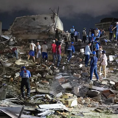 AME4144. CARACAS (VENEZUELA), 24/06/2026.- Integrantes de cuerpos de emergencia buscan víctimas este miércoles, luego de dos fuertes terremotos sacudieron el Caribe venezolano en Caracas (Venezuela). El principal fue un sismo de magnitud 7,5, informó el sistema oficial de alerta de tsunamis de Estados Unidos. EFE/ Rayner Peña
