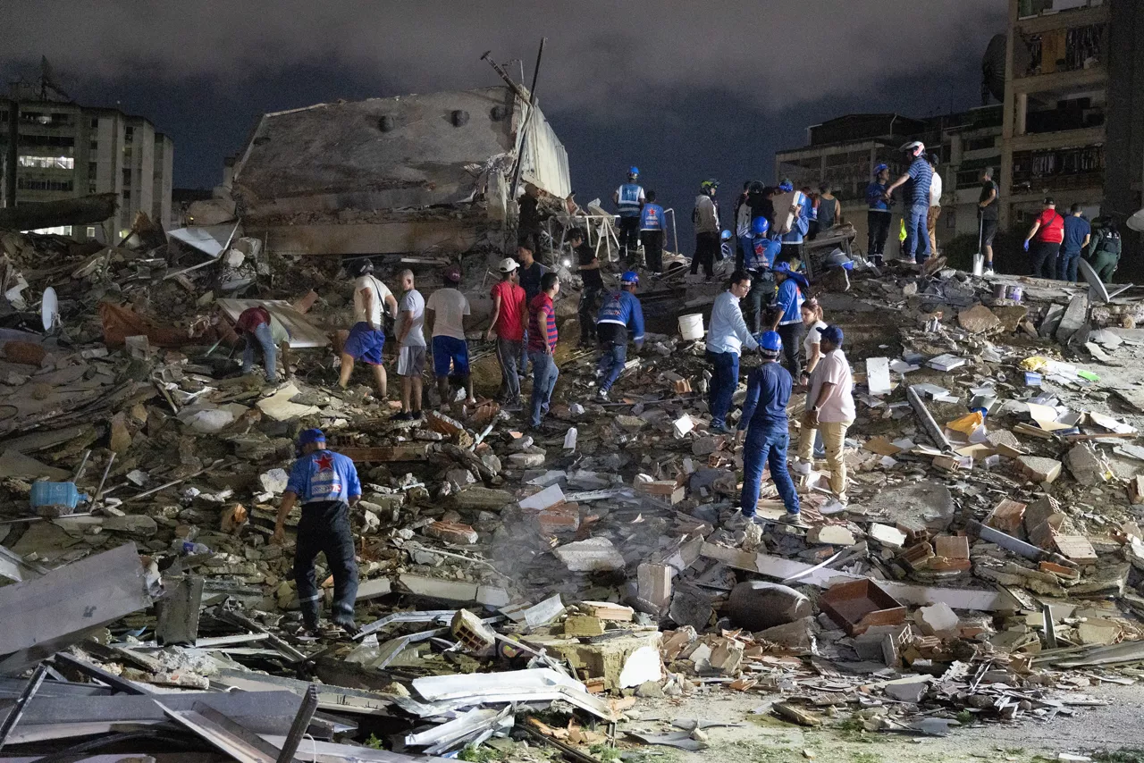 AME4144. CARACAS (VENEZUELA), 24/06/2026.- Integrantes de cuerpos de emergencia buscan víctimas este miércoles, luego de dos fuertes terremotos sacudieron el Caribe venezolano en Caracas (Venezuela). El principal fue un sismo de magnitud 7,5, informó el sistema oficial de alerta de tsunamis de Estados Unidos. EFE/ Rayner Peña
