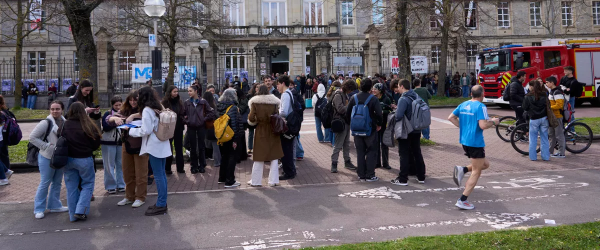 VITORIA, 02/03/2026.- Alumnos tras ser desalojados este lunes del campus de la Universidad del País Vasco (EHU) en Vitoria por los servicios de emergencia tras el lanzamiento en su interior de botes de humo, se han visto afectados cinco edificios del campus de la EHU. EFE / L. Rico
