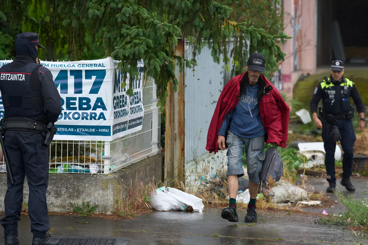 GRAFCAV4481. VITORIA, 04/06/2026.-Uno de los okupas de la antigua fábrica de Fournier en Vitoria sale con sus pertenencias tras el desalojo que ha realizado este jueves. EFE/ADRIAN RUIZ HIERRO
