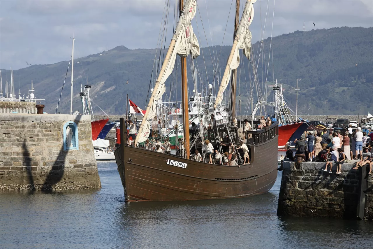 (Foto de ARCHIVO)

Llegada de un barco que simula el Desembarco de Elkano Itsas Herria, a 6 de septiembre de 2022, en Getaria, Guipúzcoa, Euskadi (España). La travesía cultural Elkano, surgida con el objetivo de divulgar la relación del pueblo vasco con la mar, encara su recta final durante el mes de septiembre, después de haber visitado 21 localidades de Gipuzkoa, Bizkaia e Iparralde durante los meses de junio, julio y agosto. Hoy, 6 de septiembre, Día de Elkano, la travesía cultural está marcada por la representación del Desembarco de Elkano, que este año cumple 100 años.



Javi Colmenero / Europa Press

06 SEPTIEMBRE 2022;EUSKADI;DESEMBARCO ELKANO;GUPIUZCUA;GETARIA

06/9/2022