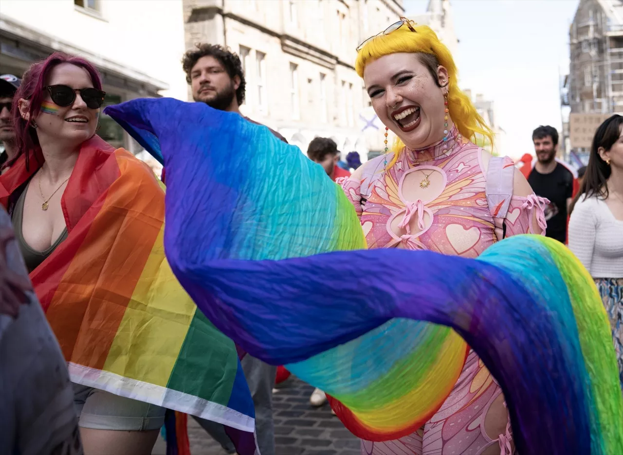 (Foto de ARCHIVO)
20 June 2026, United Kingdom, Edinburgh: People take part in the 2026 Edinburgh Pride parade through 
Edinburgh city centre. Photo: Jane Barlow/PA Wire/dpa

20/6/2026 ONLY FOR USE IN SPAIN