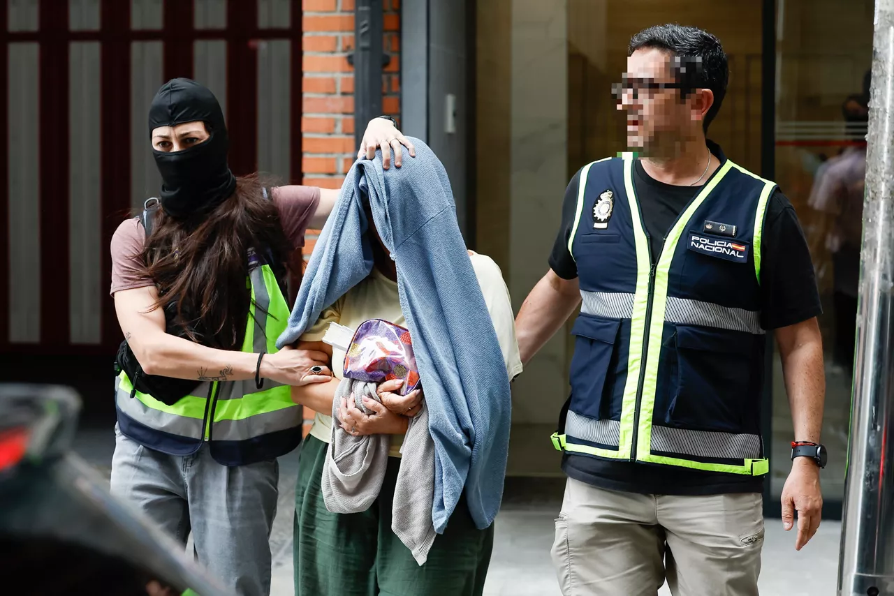 ERANDIO (BIZKAIA), 30/06/2026.- La Policía Nacional ha llevado a cabo este martes una amplia operación en Bizkaia, en la localidad de Erandio, con registros, detenciones e incautación de numeroso material por una causa que se encuentra bajo secreto de sumario, han informado fuentes oficiales. EFE/ Miguel Toña
