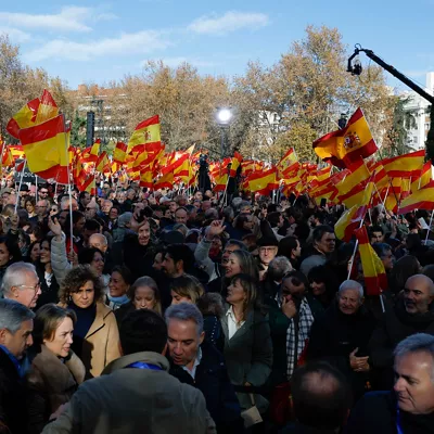 MADRID, 30/11/2025.- Concentración contra el Gobierno de Pedro Sánchez, por los casos de corrupción que protagonizan José Luis Ábalos, Koldo García y Santos Cerdán, convocada por el Partido Popular (PP) en el Templo de Debod en Madrid, este domingo. EFE/ Juanjo Martín
