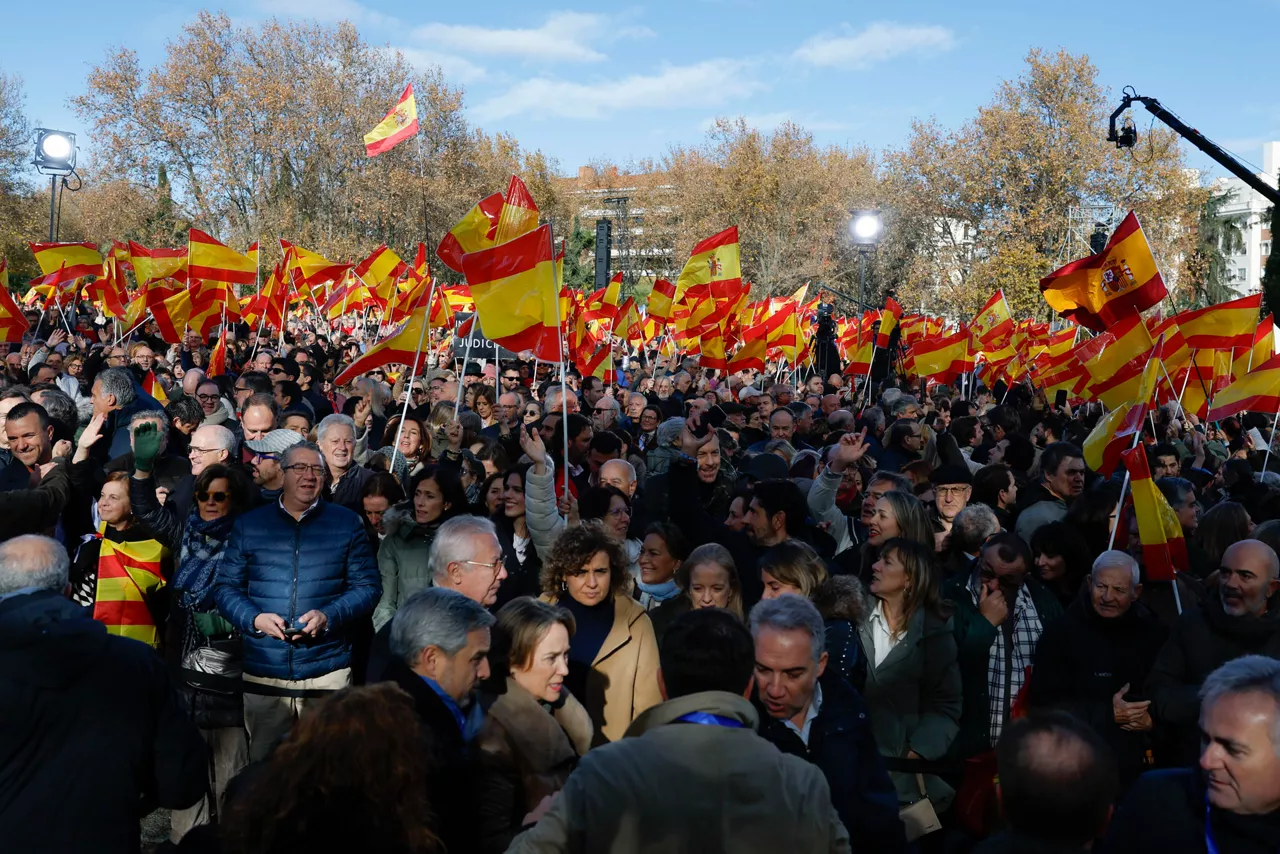 MADRID, 30/11/2025.- Concentración contra el Gobierno de Pedro Sánchez, por los casos de corrupción que protagonizan José Luis Ábalos, Koldo García y Santos Cerdán, convocada por el Partido Popular (PP) en el Templo de Debod en Madrid, este domingo. EFE/ Juanjo Martín
